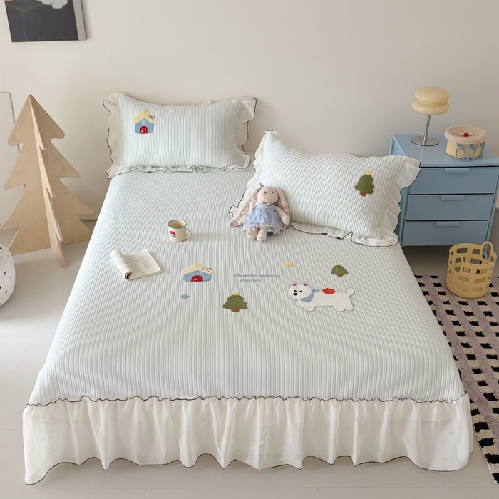 91家纺网 家纺一手货源 找家纺 吾欢心 2026新款卡通绣花高克重乙纶PE凉席席子三件套床裙款 童趣时光