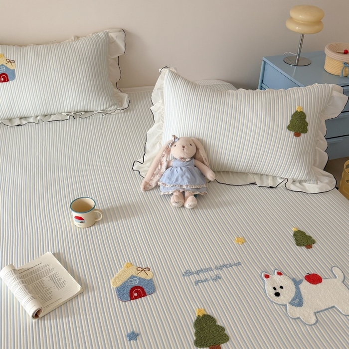 91家纺网 家纺一手货源 找家纺 吾欢心 2026新款卡通绣花高克重乙纶PE凉席席子三件套床裙款 童趣时光