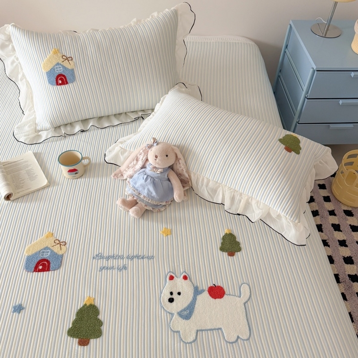 91家纺网 家纺一手货源 找家纺 吾欢心 2026新款卡通绣花高克重乙纶PE凉席席子三件套床裙款 童趣时光