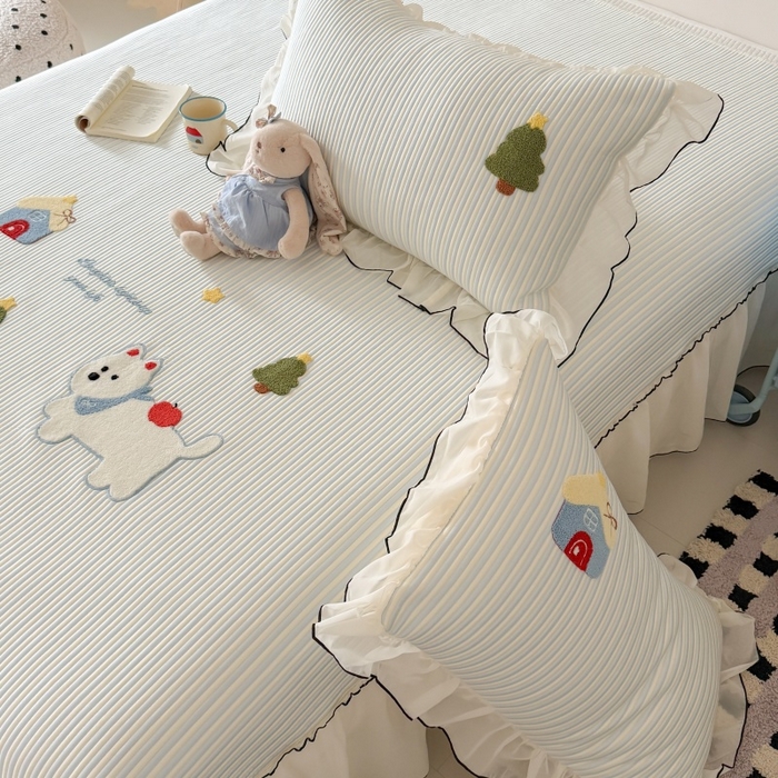 91家纺网 家纺一手货源 找家纺 吾欢心 2026新款卡通绣花高克重乙纶PE凉席席子三件套床裙款 童趣时光