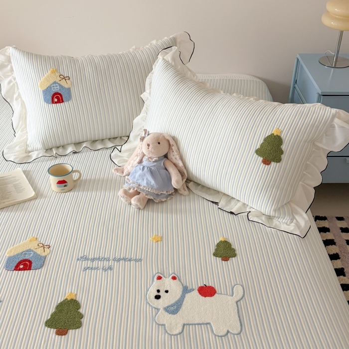 91家纺网 家纺一手货源 找家纺 吾欢心 2026新款卡通绣花高克重乙纶PE凉席席子三件套床裙款 童趣时光