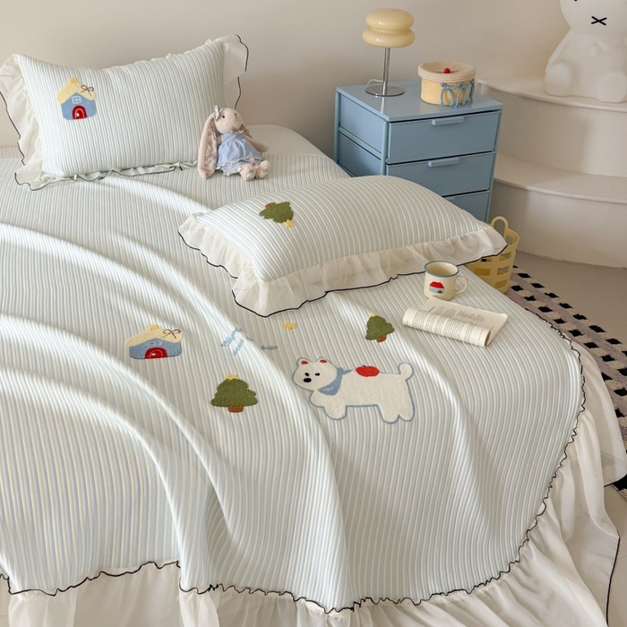 91家纺网 家纺一手货源 找家纺 吾欢心 2026新款卡通绣花高克重乙纶PE凉席席子三件套床裙款 童趣时光