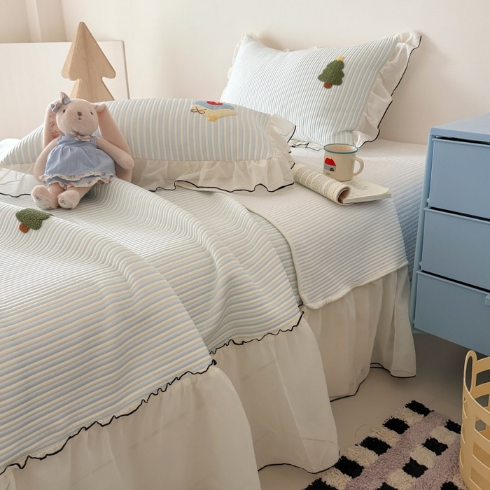 91家纺网 家纺一手货源 找家纺 吾欢心 2026新款卡通绣花高克重乙纶PE凉席席子三件套床裙款 童趣时光