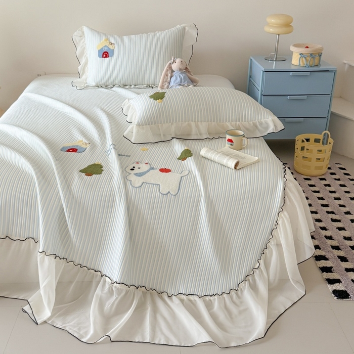 91家纺网 家纺一手货源 找家纺 吾欢心 2026新款卡通绣花高克重乙纶PE凉席席子三件套床裙款 童趣时光