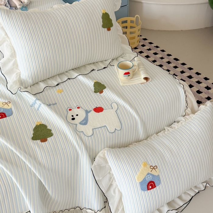 91家纺网 家纺一手货源 找家纺 吾欢心 2026新款卡通绣花高克重乙纶PE凉席席子三件套床裙款 童趣时光