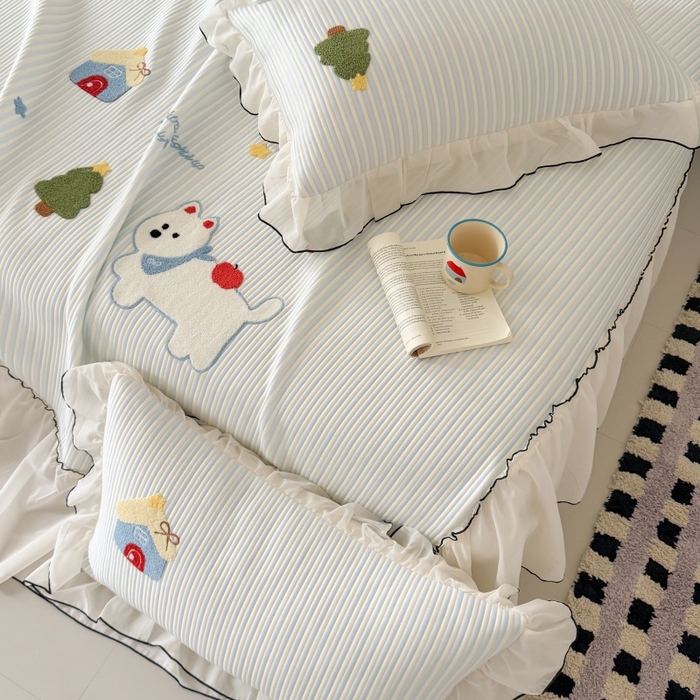 91家纺网 家纺一手货源 找家纺 吾欢心 2026新款卡通绣花高克重乙纶PE凉席席子三件套床裙款 童趣时光