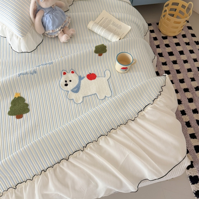 91家纺网 家纺一手货源 找家纺 吾欢心 2026新款卡通绣花高克重乙纶PE凉席席子三件套床裙款 童趣时光