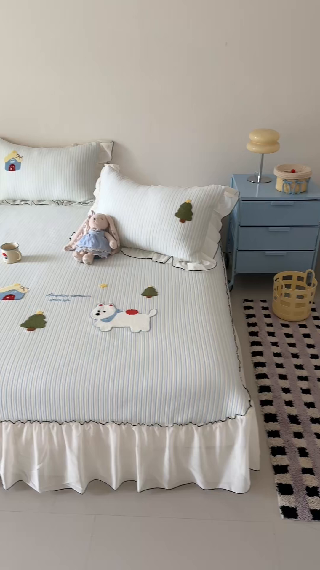 91家纺网 家纺一手货源 找家纺 吾欢心 2026新款卡通绣花高克重乙纶PE凉席席子三件套床裙款 童趣时光