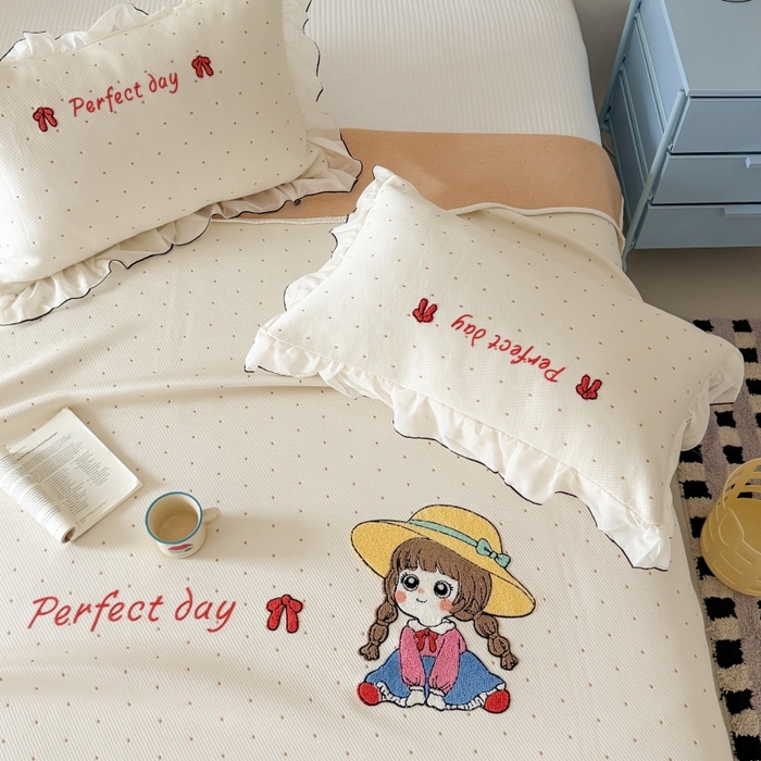 91家纺网 家纺一手货源 找家纺 吾欢心 2026新款卡通绣花高克重乙纶PE凉席席子三件套床裙款 小萝莉