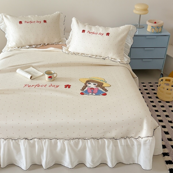 91家纺网 家纺一手货源 找家纺 吾欢心 2026新款卡通绣花高克重乙纶PE凉席席子三件套床裙款 小萝莉