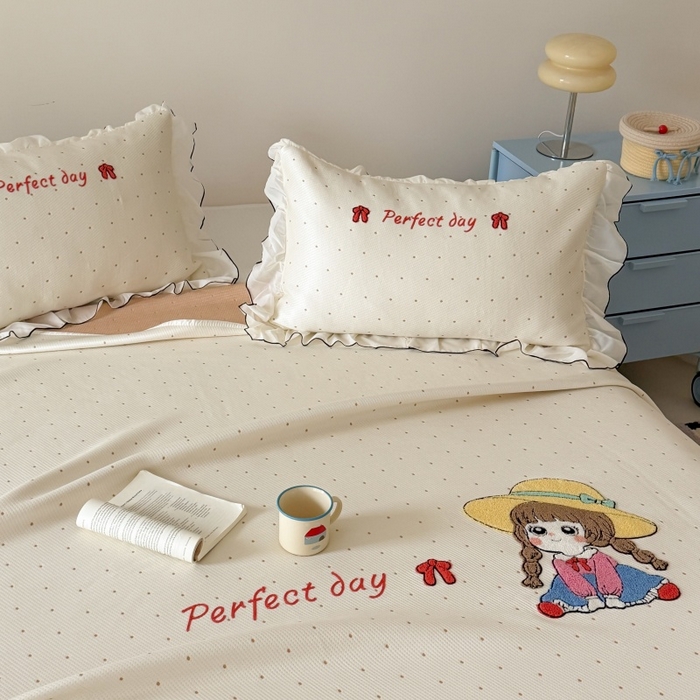 91家纺网 家纺一手货源 找家纺 吾欢心 2026新款卡通绣花高克重乙纶PE凉席席子三件套床裙款 小萝莉