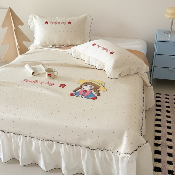 91家纺网 家纺一手货源 找家纺 吾欢心 2026新款卡通绣花高克重乙纶PE凉席席子三件套床裙款 小萝莉