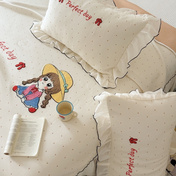 91家纺网 家纺一手货源 找家纺 吾欢心 2026新款卡通绣花高克重乙纶PE凉席席子三件套床裙款 小萝莉