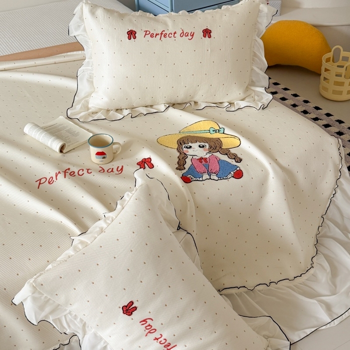 91家纺网 家纺一手货源 找家纺 吾欢心 2026新款卡通绣花高克重乙纶PE凉席席子三件套床裙款 小萝莉