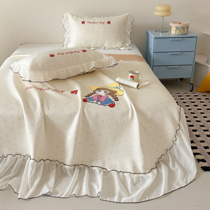 91家纺网 家纺一手货源 找家纺 吾欢心 2026新款卡通绣花高克重乙纶PE凉席席子三件套床裙款 小萝莉