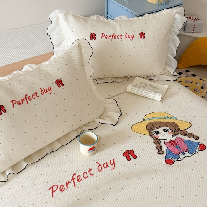 91家纺网 家纺一手货源 找家纺 吾欢心 2026新款卡通绣花高克重乙纶PE凉席席子三件套床裙款 小萝莉