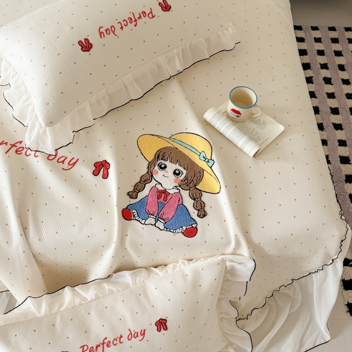 91家纺网 家纺一手货源 找家纺 吾欢心 2026新款卡通绣花高克重乙纶PE凉席席子三件套床裙款 小萝莉