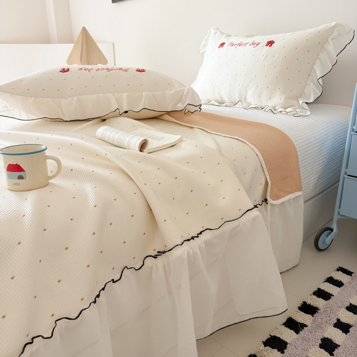 91家纺网 家纺一手货源 找家纺 吾欢心 2026新款卡通绣花高克重乙纶PE凉席席子三件套床裙款 小萝莉