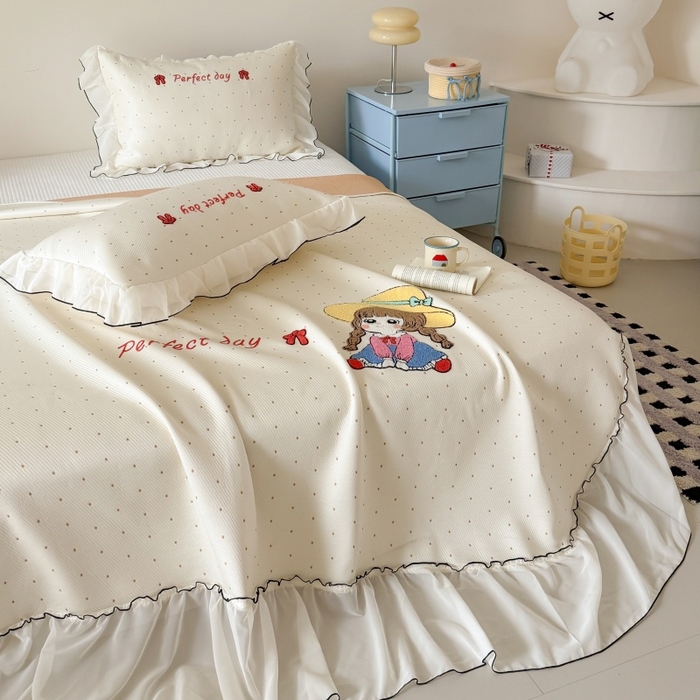 91家纺网 家纺一手货源 找家纺 吾欢心 2026新款卡通绣花高克重乙纶PE凉席席子三件套床裙款 小萝莉