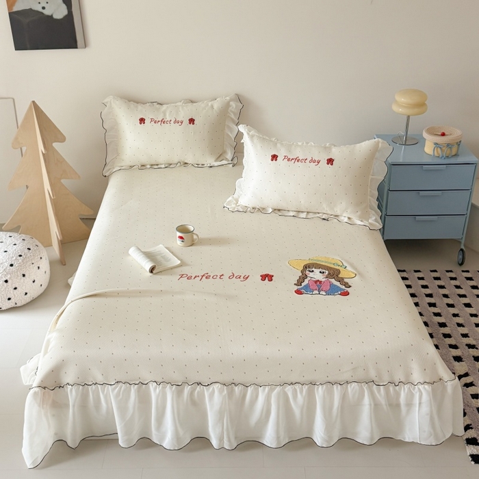 91家纺网 家纺一手货源 找家纺 吾欢心 2026新款卡通绣花高克重乙纶PE凉席席子三件套床裙款 小萝莉