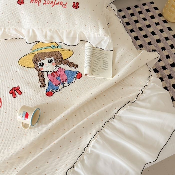 91家纺网 家纺一手货源 找家纺 吾欢心 2026新款卡通绣花高克重乙纶PE凉席席子三件套床裙款 小萝莉