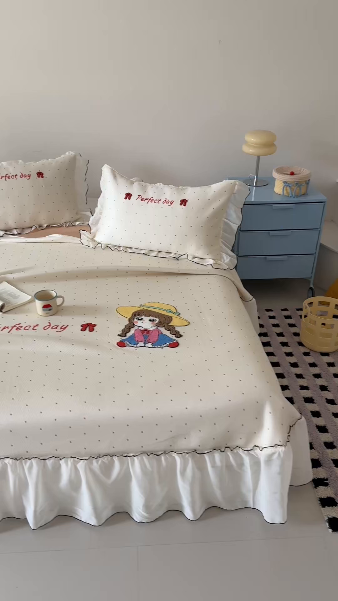 91家纺网 家纺一手货源 找家纺 吾欢心 2026新款卡通绣花高克重乙纶PE凉席席子三件套床裙款 小萝莉