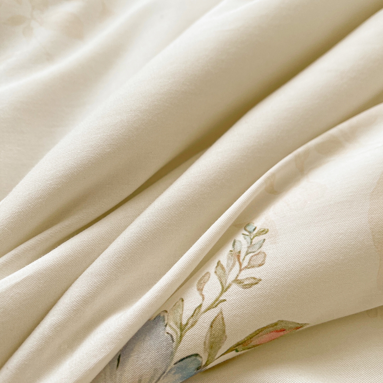 91家纺网 家纺一手货源 找家纺 宜凡家纺 2026新款全棉数码印花夏被床裙四件套④号系列 轻悠花梦