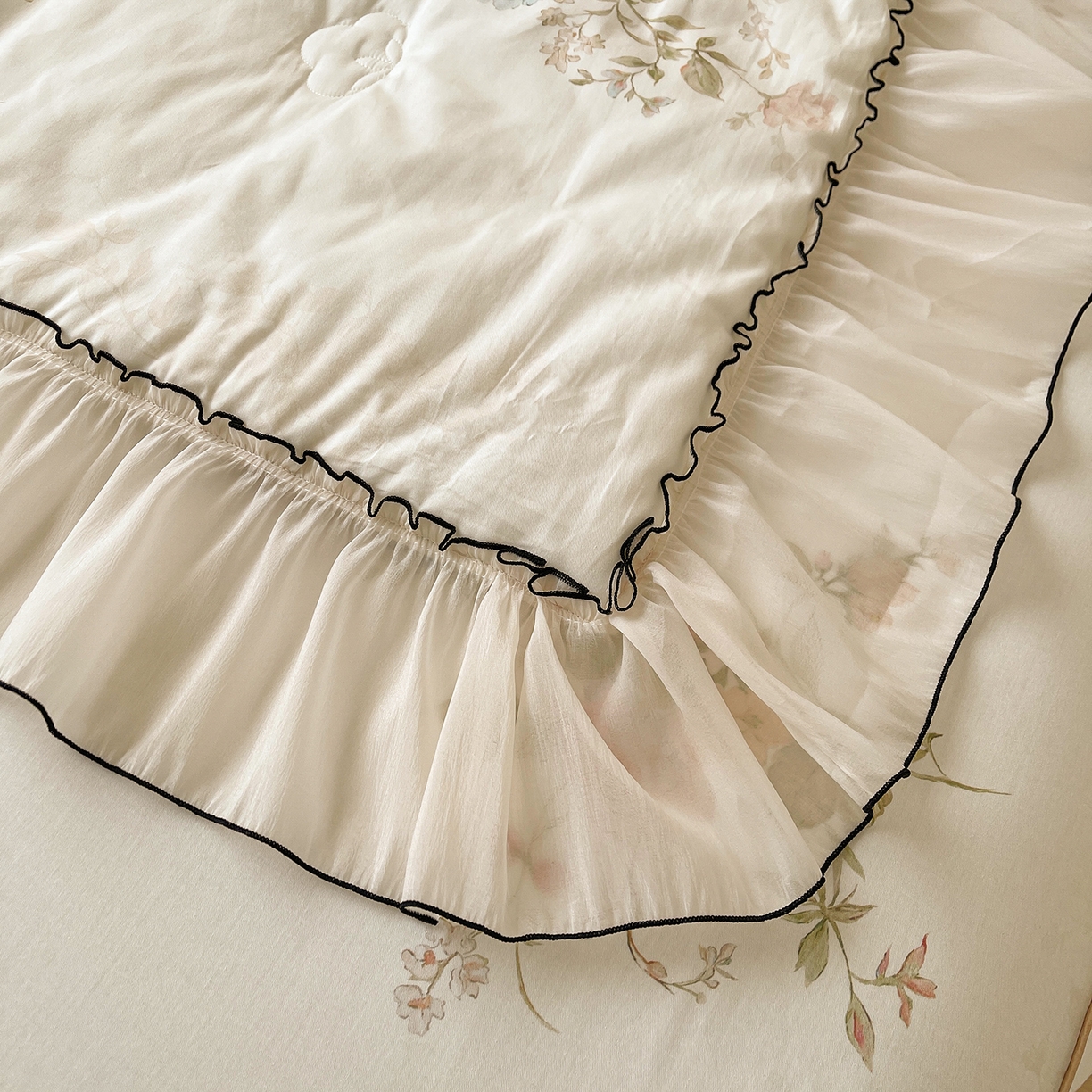 91家纺网 家纺一手货源 找家纺 宜凡家纺 2026新款全棉数码印花夏被床裙四件套④号系列 轻悠花梦