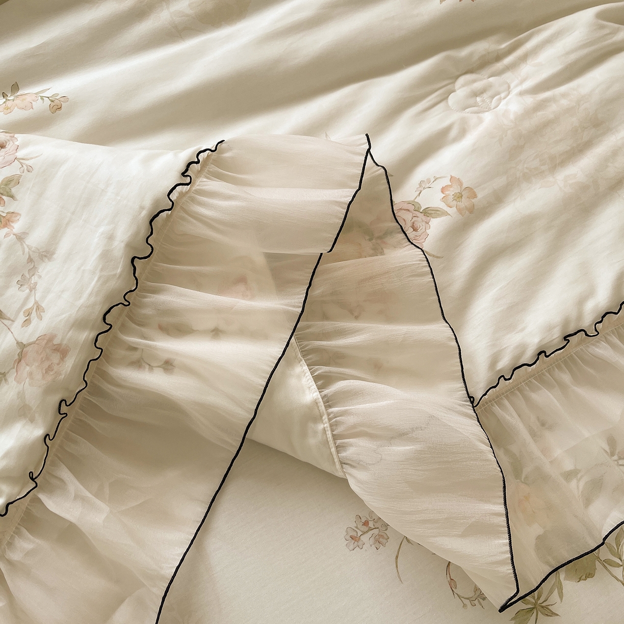 91家纺网 家纺一手货源 找家纺 宜凡家纺 2026新款全棉数码印花夏被床裙四件套④号系列 轻悠花梦