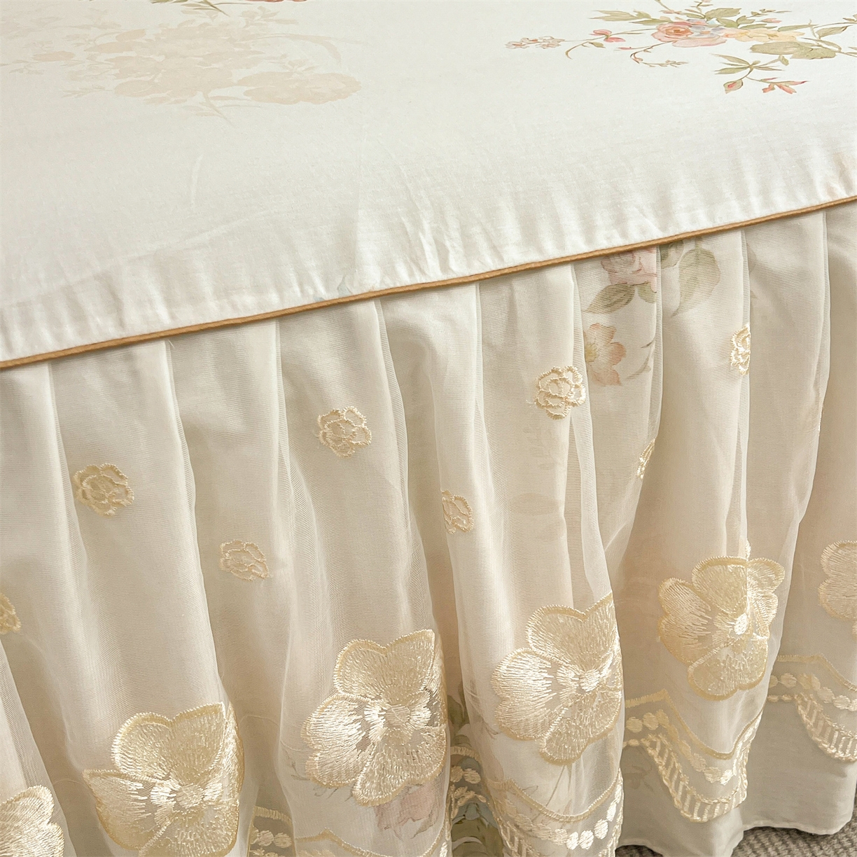 91家纺网 家纺一手货源 找家纺 宜凡家纺 2026新款全棉数码印花单床裙三件套④号系列 轻悠花梦