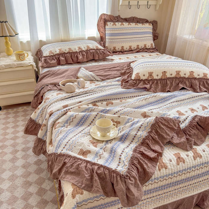 91家纺网 家纺一手货源 找家纺 仟网汇 2026新款密拷花边款法式泡芙纱夏被四件套夏被床盖四件套 焦糖小熊