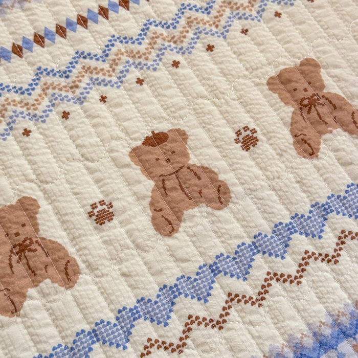 91家纺网 家纺一手货源 找家纺 仟网汇 2026新款密拷花边款法式泡芙纱夏被四件套夏被床盖四件套 焦糖小熊