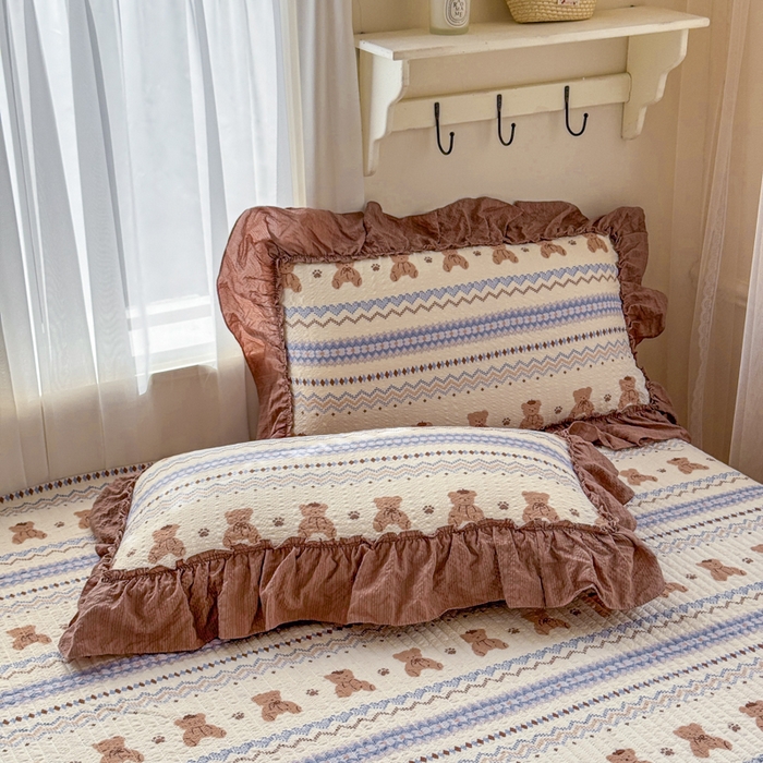 91家纺网 家纺一手货源 找家纺 仟网汇 2026新款密拷花边款法式泡芙纱夏被四件套夏被床盖四件套 焦糖小熊