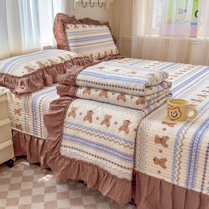 91家纺网 家纺一手货源 找家纺 仟网汇 2026新款密拷花边款法式泡芙纱夏被四件套夏被床盖四件套 焦糖小熊