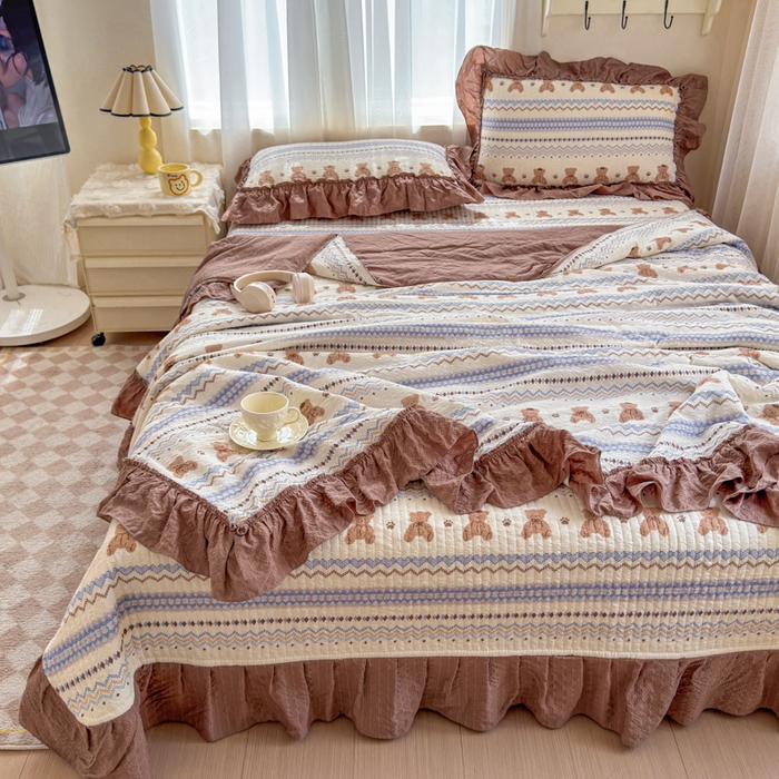 91家纺网 家纺一手货源 找家纺 仟网汇 2026新款密拷花边款法式泡芙纱夏被四件套夏被床盖四件套 焦糖小熊