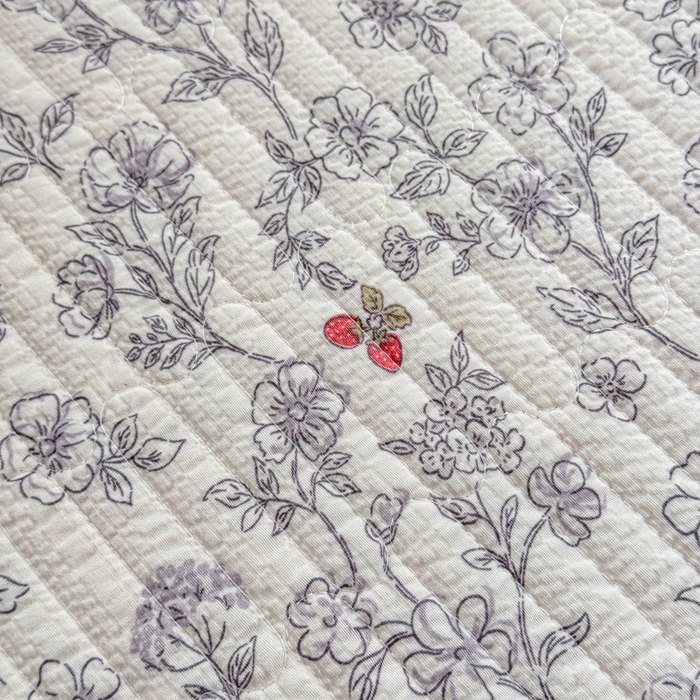 91家纺网 家纺一手货源 找家纺 仟网汇 2026新款密拷花边款法式泡芙纱夏被四件套夏被床盖四件套 灰调花园