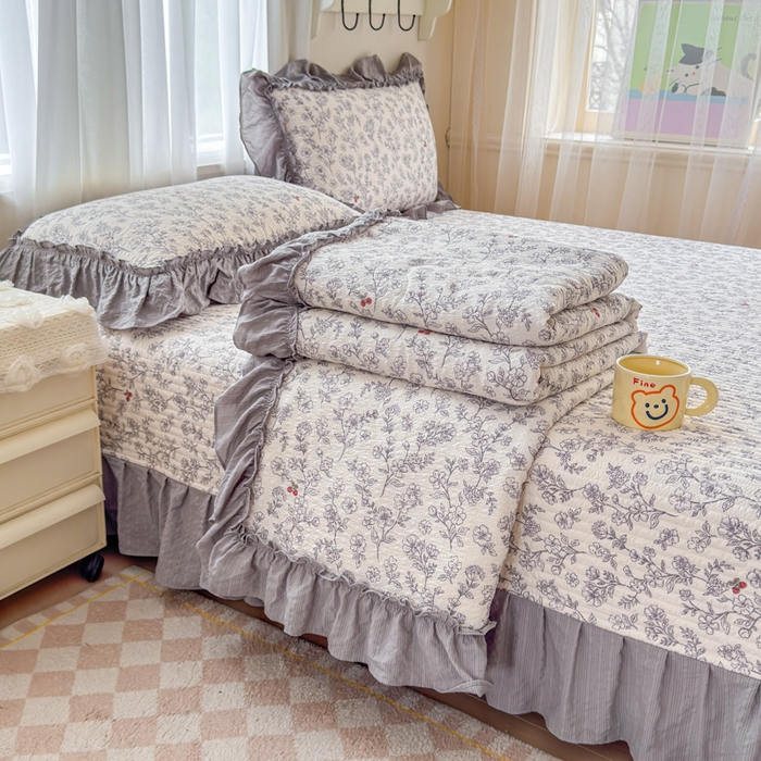 91家纺网 家纺一手货源 找家纺 仟网汇 2026新款密拷花边款法式泡芙纱夏被四件套夏被床盖四件套 灰调花园