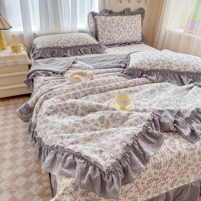 91家纺网 家纺一手货源 找家纺 仟网汇 2026新款密拷花边款法式泡芙纱夏被四件套夏被床盖四件套 灰调花园