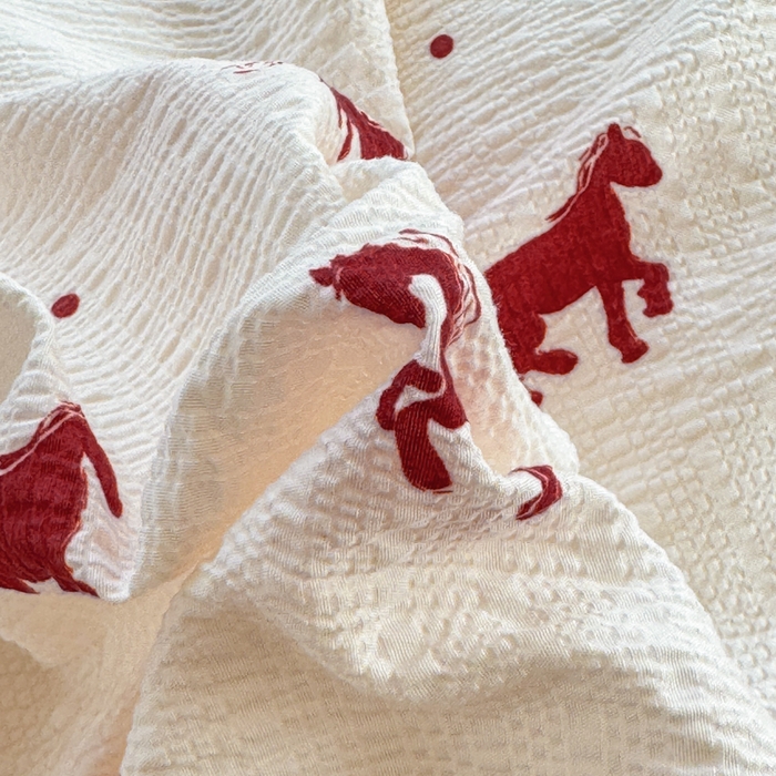 91家纺网 家纺一手货源 找家纺 仟网汇 2026新款密拷花边款法式泡芙纱夏被四件套夏被床盖四件套 马到成功