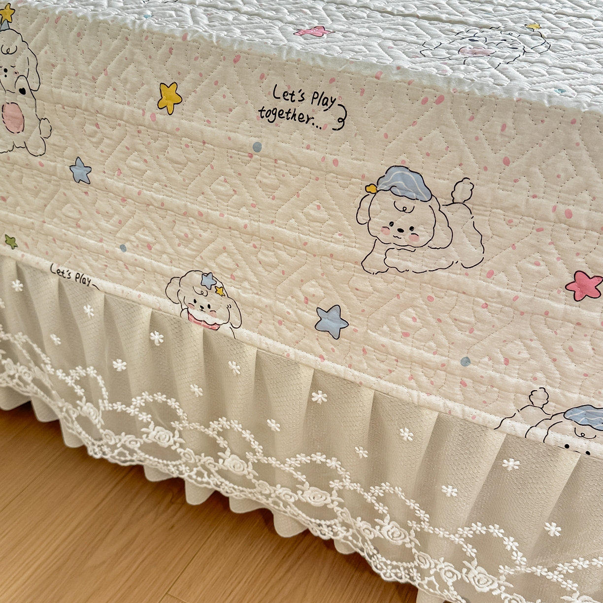 91家纺网 家纺一手货源 找家纺 手艺人家纺 2026新款四季通用榻榻米纯棉床盖专用防滑夹棉绗缝床单坑盖炕罩垫子可机洗定制 欢乐小狗