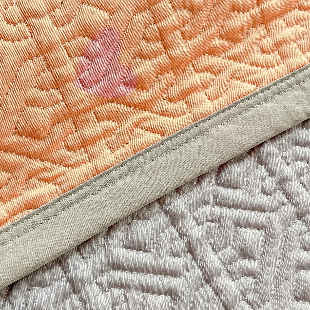 91家纺网 家纺一手货源 找家纺 手艺人家纺 2026新款四季通用榻榻米纯棉床盖专用防滑夹棉绗缝床单坑盖炕罩垫子可机洗定制 心心相印