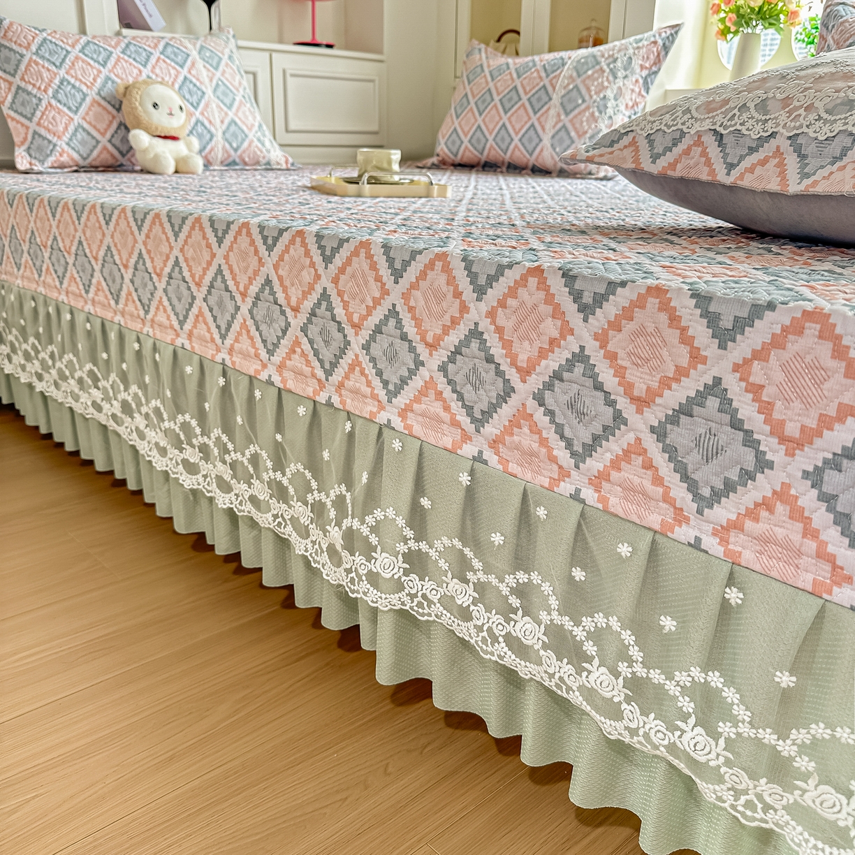 91家纺网 家纺一手货源 找家纺 手艺人家纺 2026新款四季通用榻榻米纯棉床盖专用防滑夹棉绗缝床单坑盖炕罩垫子可机洗定制 波西迷亚粉