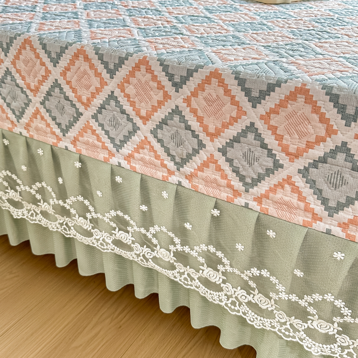 91家纺网 家纺一手货源 找家纺 手艺人家纺 2026新款四季通用榻榻米纯棉床盖专用防滑夹棉绗缝床单坑盖炕罩垫子可机洗定制 波西迷亚粉