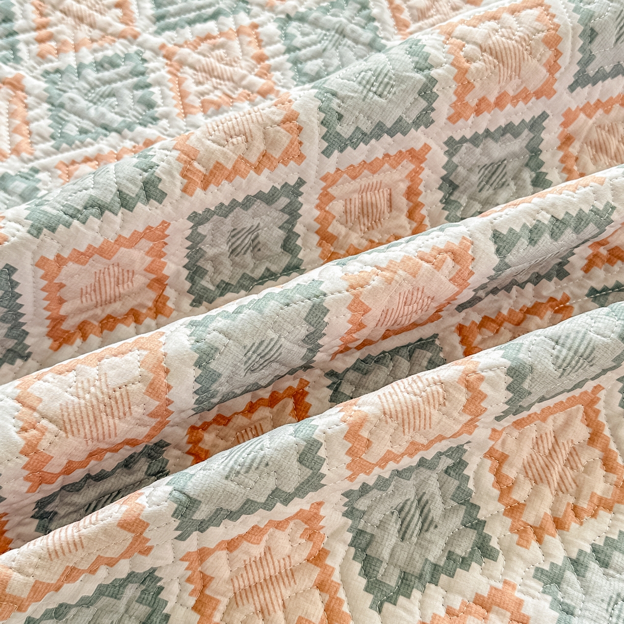 91家纺网 家纺一手货源 找家纺 手艺人家纺 2026新款四季通用榻榻米纯棉床盖专用防滑夹棉绗缝床单坑盖炕罩垫子可机洗定制 波西迷亚粉