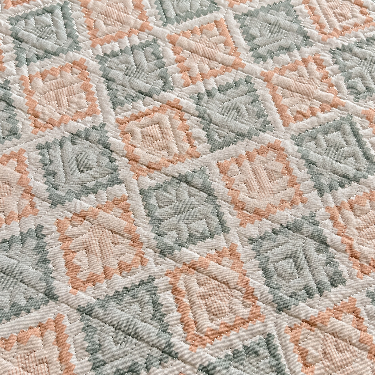 91家纺网 家纺一手货源 找家纺 手艺人家纺 2026新款四季通用榻榻米纯棉床盖专用防滑夹棉绗缝床单坑盖炕罩垫子可机洗定制 波西迷亚粉