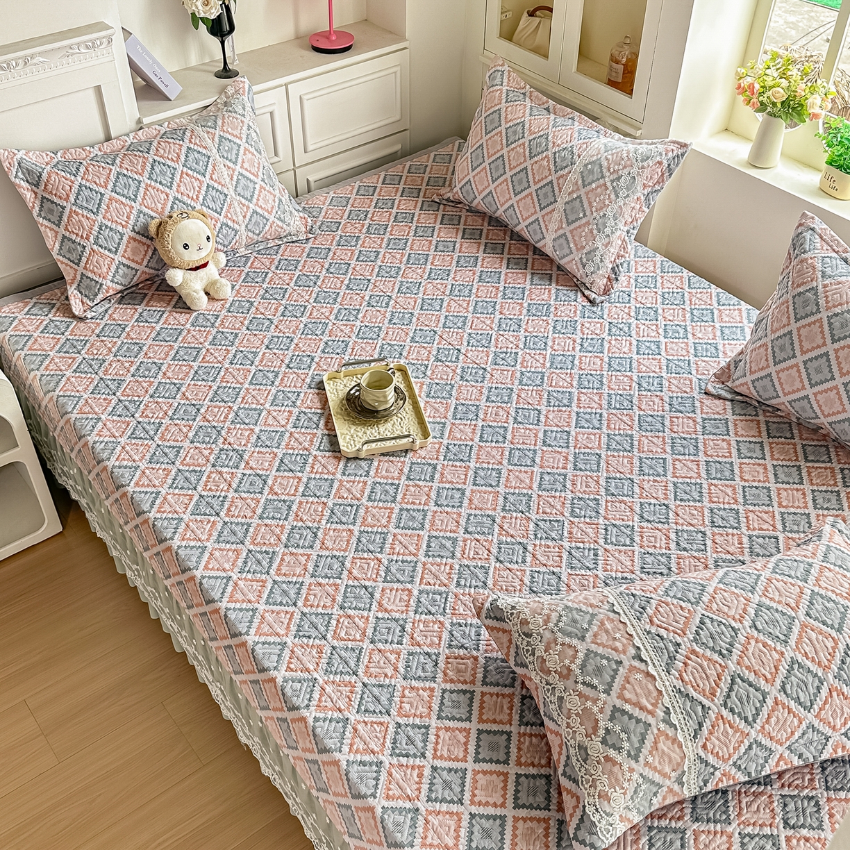 91家纺网 家纺一手货源 找家纺 手艺人家纺 2026新款四季通用榻榻米纯棉床盖专用防滑夹棉绗缝床单坑盖炕罩垫子可机洗定制 波西迷亚粉