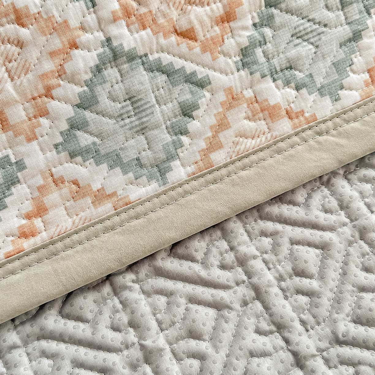 91家纺网 家纺一手货源 找家纺 手艺人家纺 2026新款四季通用榻榻米纯棉床盖专用防滑夹棉绗缝床单坑盖炕罩垫子可机洗定制 波西迷亚粉