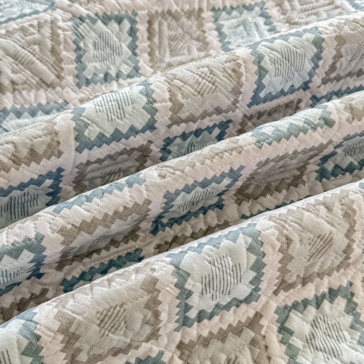 91家纺网 家纺一手货源 找家纺 手艺人家纺 2026新款四季通用榻榻米纯棉床盖专用防滑夹棉绗缝床单坑盖炕罩垫子可机洗定制 波西迷亚灰