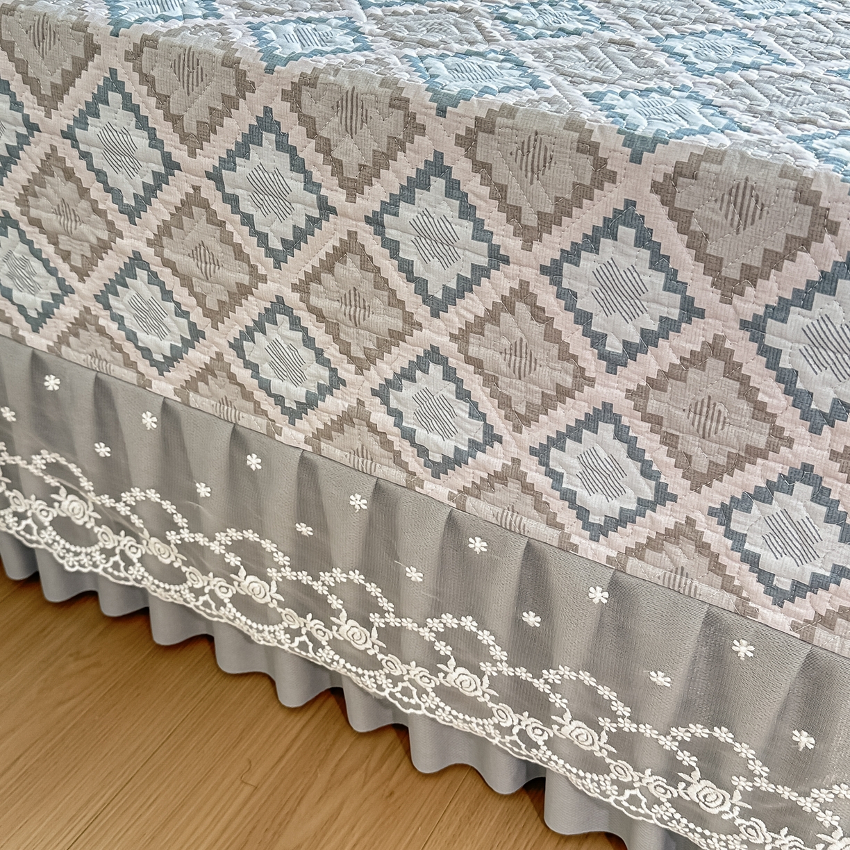 91家纺网 家纺一手货源 找家纺 手艺人家纺 2026新款四季通用榻榻米纯棉床盖专用防滑夹棉绗缝床单坑盖炕罩垫子可机洗定制 波西迷亚灰