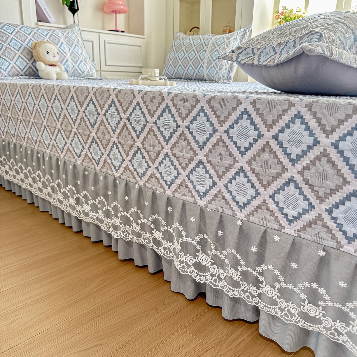 91家纺网 家纺一手货源 找家纺 手艺人家纺 2026新款四季通用榻榻米纯棉床盖专用防滑夹棉绗缝床单坑盖炕罩垫子可机洗定制 波西迷亚灰